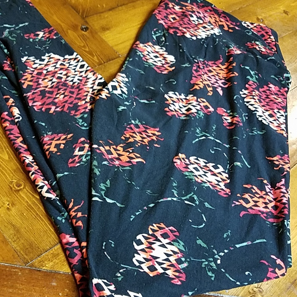 LuLaRoe black legging with beautiful detail